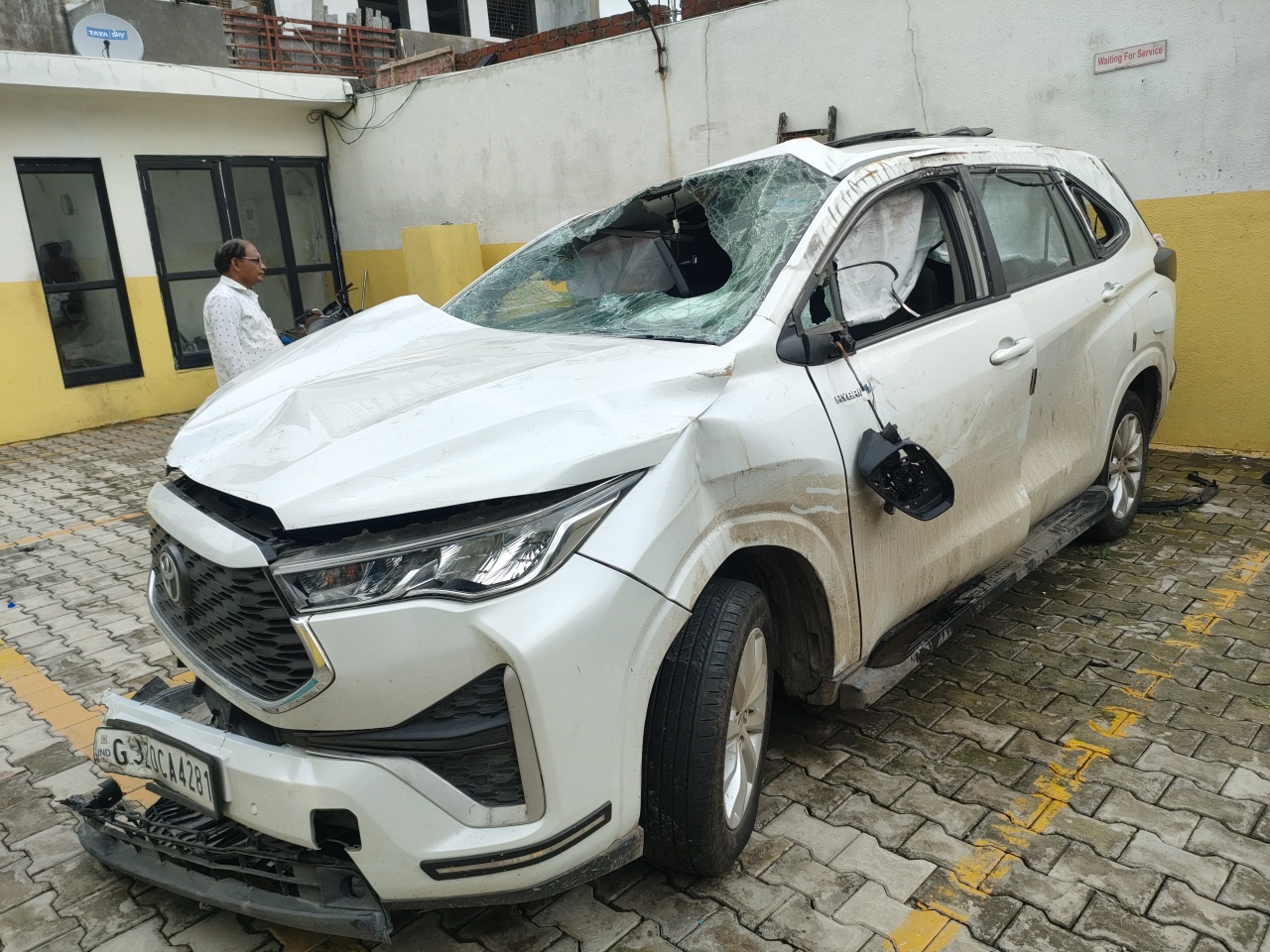 TOYOTA INNOVA HYCROSS VX HYBRID 8 STR